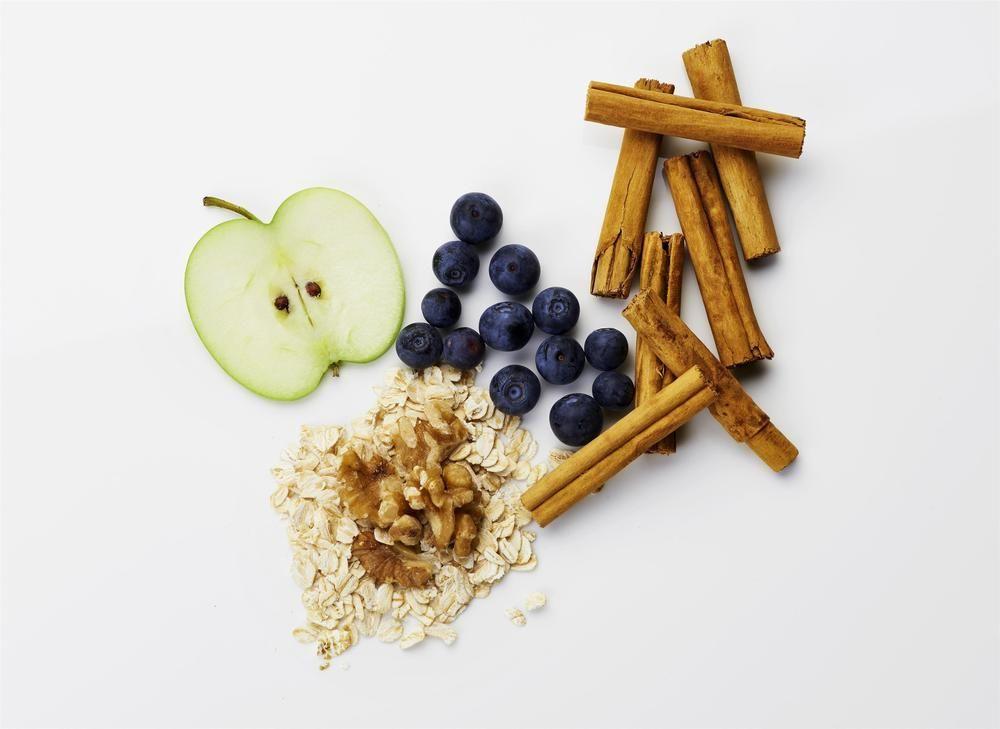 더 풀러턴 호텔 시드니 외부 사진 The photo displays a variety of healthy food items arranged on a white background. It includes a slice of green apple, a handful of fresh blueberries, oats, walnuts, and several sticks of cinnamon. This colorful assortment highlights elements commonl